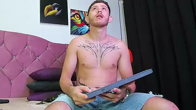 Snapshot of louis_bcasta1 chatting on March 8, 11:05 am louis bcasta1 online show from March 8, 11:05 am