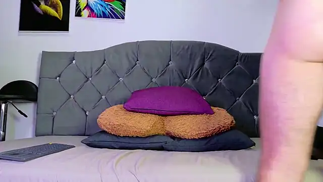 Snapshot of louis_bcasta1 chatting on October 28, 11:03 am louis bcasta1 online show from October 28, 11:03 am