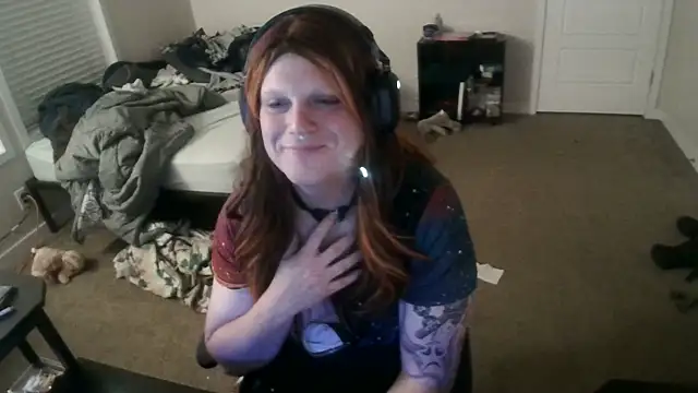 Snapshot of EmberLee chatting on February 18, 5:31 am EmberLee online show from February 18, 5:31 am