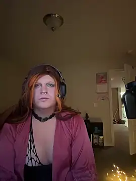 Snapshot of EmberLee chatting on February 28, 1:26 am EmberLee online show from February 28, 1:26 am