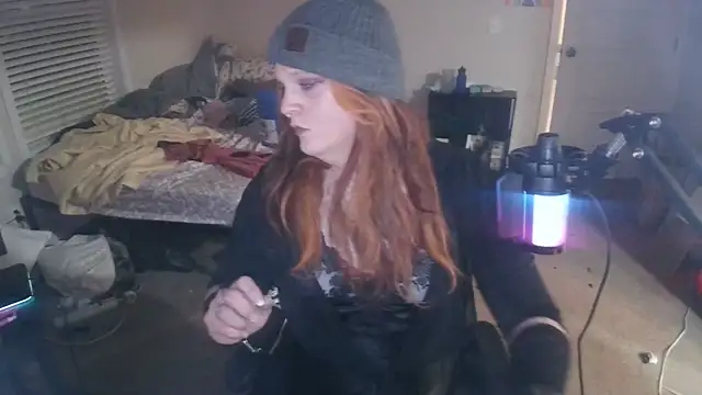 Snapshot of EmberLee chatting on March 22, 2:27 am EmberLee online show from March 22, 2:27 am