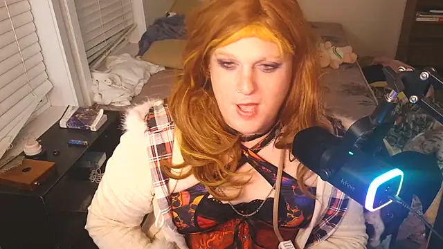 Snapshot of EmberLee chatting on October 4, 7:06 am EmberLee online show from October 4, 7:06 am