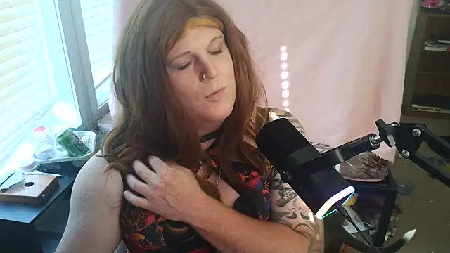 Snapshot of EmberLee chatting on October 5, 8:51 pm EmberLee online show from October 5, 8:51 pm