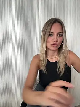 Snapshot of Milla__one chatting on June 1, 8:27 am Milla one online show from June 1, 8:27 am