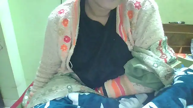 Snapshot of couplesuni chatting on January 11, 5:23 am couplesuni online show from January 11, 5:23 am