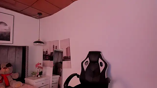 Snapshot of Alaia_Cute chatting on December 10, 2:27 am Alaia Cute online show from December 10, 2:27 am