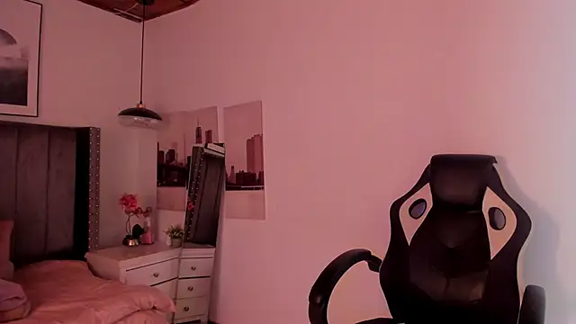 Snapshot of Alaia_Cute chatting on December 19, 2:34 am Alaia Cute online show from December 19, 2:34 am