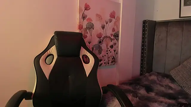 Snapshot of Alaia_Cute chatting on September 28, 2:17 am Alaia Cute online show from September 28, 2:17 am