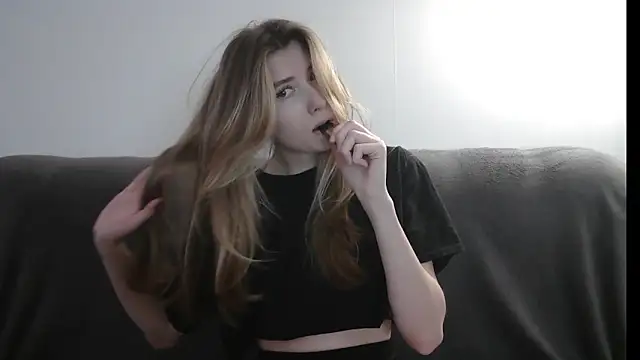 ErikaShyy online show from February 6, 2:15 pm