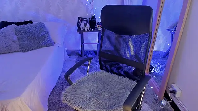 CyntiaAdams online show from March 7, 12:01 pm