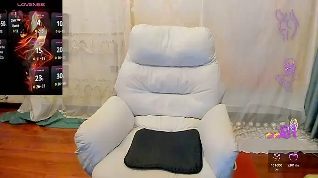 Snapshot of Pennyee chatting on July 8, 1:04 pm Pennyee online show from July 8, 1:04 pm