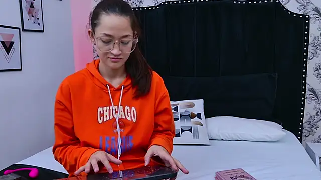 SaaraBrown online show from October 17, 12:19 pm