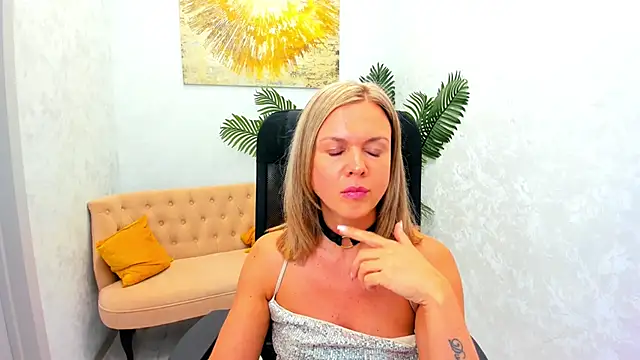 AgathaKlouin online show from March 20, 7:25 pm