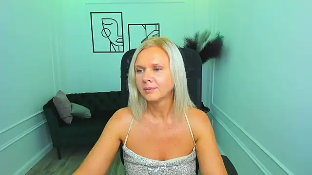 AgathaKlouin online show from September 18, 7:38 pm