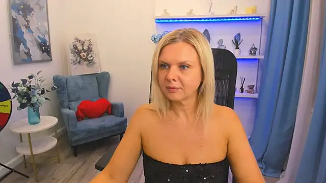 AgathaKlouin online show from April 16, 7:36 pm