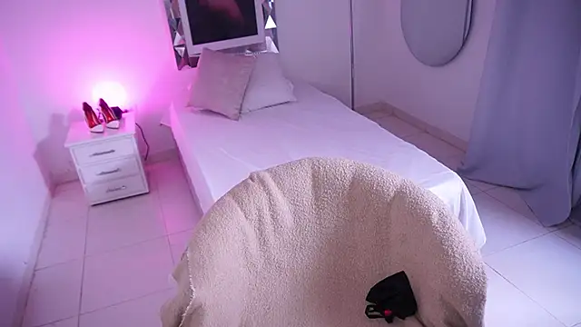 Alondrasparrow2 online show from March 2, 7:54 pm