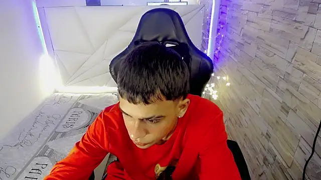 zacariasss  online show from December 6, 7:45 pm