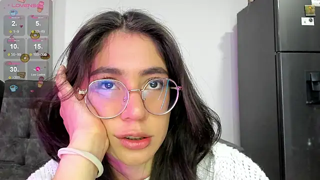 Snapshot of emmadiaz1 chatting on January 10, 12:27 am emmadiaz1 online show from January 10, 12:27 am