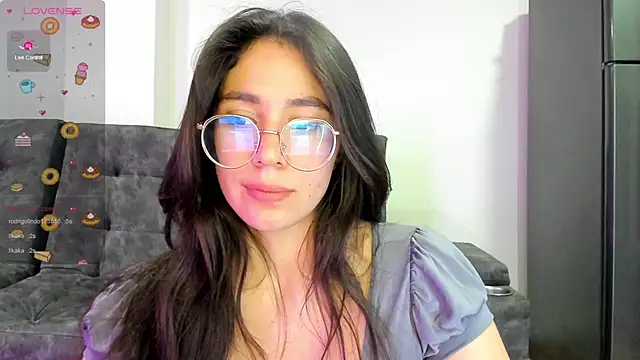 Snapshot of emmadiaz1 chatting on February 25, 7:52 am emmadiaz1 online show from February 25, 7:52 am