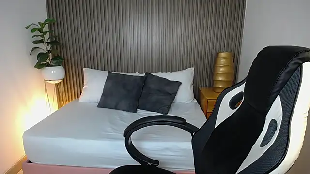 dania miller  online show from December 12, 9:37 pm