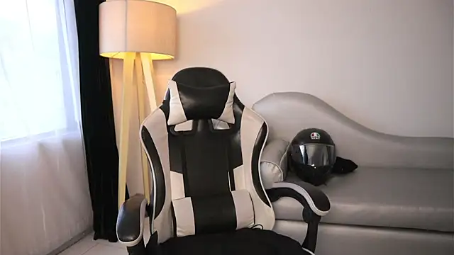 ashleyvalirya online show from April 8, 7:47 pm