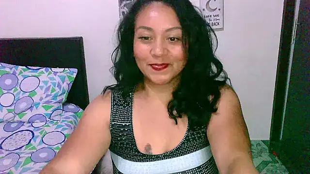 Snapshot of zaray_bella chatting on January 7, 10:23 pm zaray bella online show from January 7, 10:23 pm