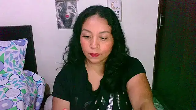 Snapshot of zaray_bella chatting on January 13, 9:53 pm zaray bella online show from January 13, 9:53 pm