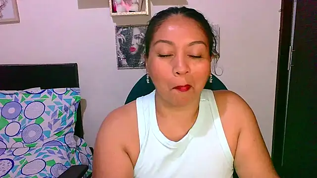Snapshot of zaray_bella chatting on January 31, 10:30 pm zaray bella online show from January 31, 10:30 pm
