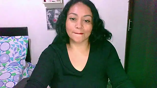 Snapshot of zaray_bella chatting on February 2, 10:08 pm zaray bella online show from February 2, 10:08 pm