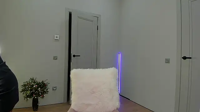  cometoseeme  online show from January 8, 4:42 pm