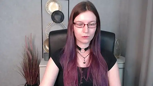 emmaxDelight online show from December 9, 9:39 am