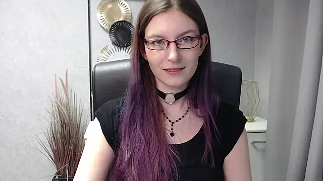 emmaxDelight online show from December 12, 7:08 am