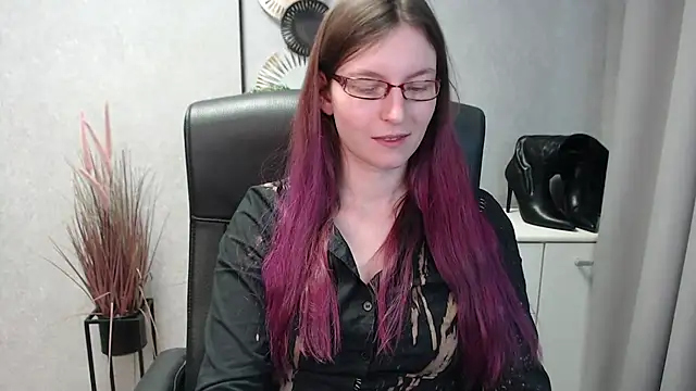 emmaxDelight online show from February 1, 10:37 am