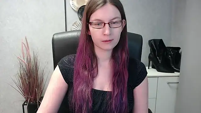 emmaxDelight online show from February 18, 10:05 am