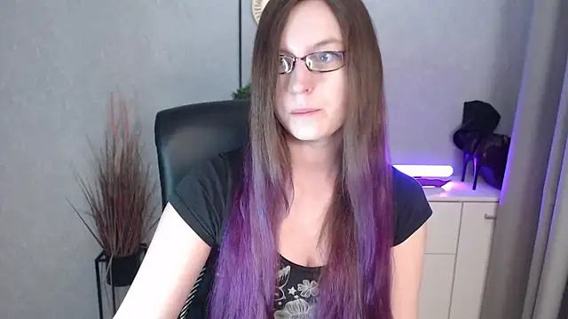 emmaxDelight online show from November 22, 7:07 am