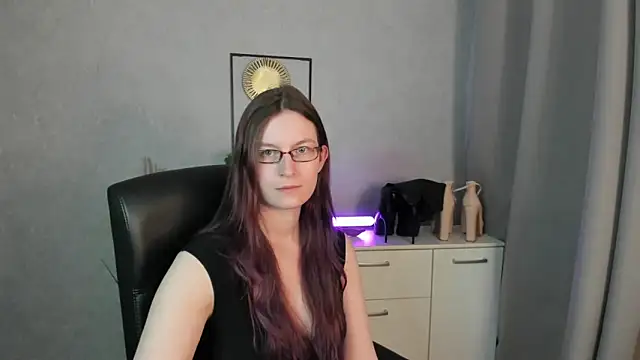 emmaxDelight online show from April 10, 5:50 pm