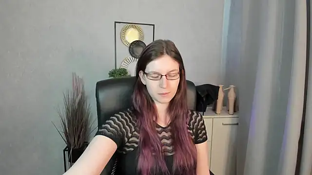 emmaxDelight online show from April 13, 5:24 am