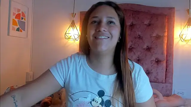 Snapshot of aprill21_ chatting on December 3, 1:32 pm aprill21 online show from December 3, 1:32 pm