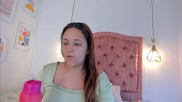 Snapshot of aprill21_ chatting on December 6, 1:55 pm aprill21 online show from December 6, 1:55 pm