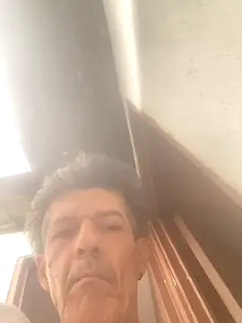 laye19 online show from December 4, 9:45 pm