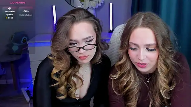 Snapshot of YaraKroft_ chatting on November 29, 5:49 pm YaraKroft online show from November 29, 5:49 pm