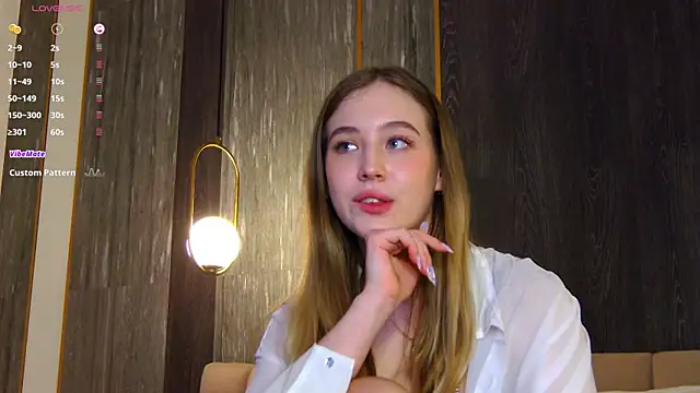 Snapshot of LoraineLuff chatting on January 29, 11:35 pm LoraineLuff online show from January 29, 11:35 pm