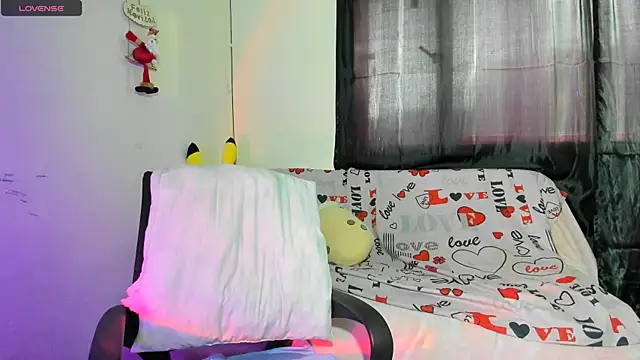Snapshot of litle_mily_ chatting on December 21, 9:47 pm litle mily online show from December 21, 9:47 pm