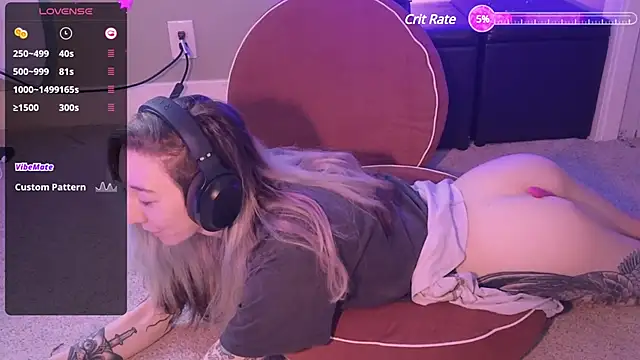 Snapshot of lovelylucyy chatting on December 8, 7:32 pm lovelylucyy online show from December 8, 7:32 pm