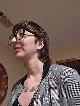 lovelylucyy online show from December 21, 7:54 pm