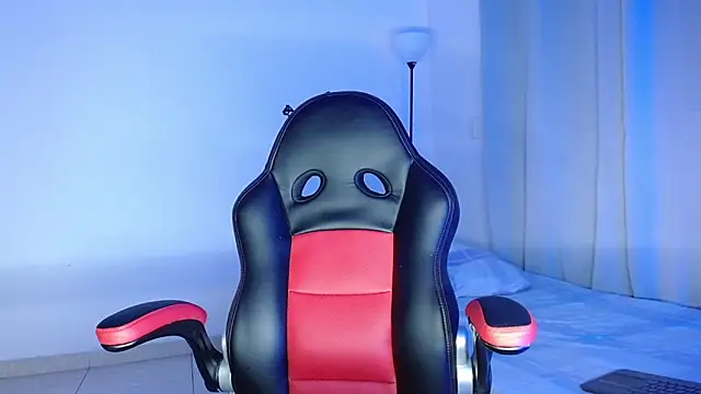 Snapshot of lous_g chatting on December 6, 2:02 am lous g online show from December 6, 2:02 am