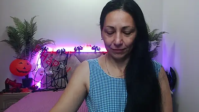 Snapshot of LiluGrants chatting on October 19, 6:08 pm LiluGrants online show from October 19, 6:08 pm