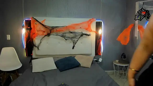 Snapshot of Clarigil chatting on October 31, 9:05 pm Clarigil online show from October 31, 9:05 pm