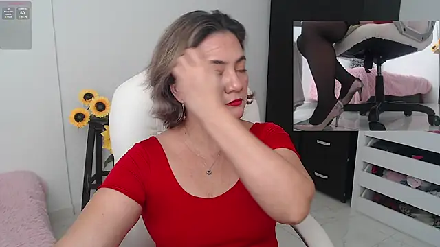 Chiraz hasnaa online show from December 3, 1:10 pm