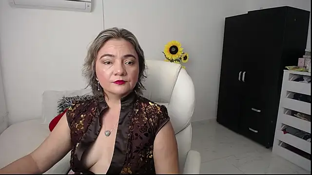 Chiraz hasnaa online show from January 3, 10:19 pm